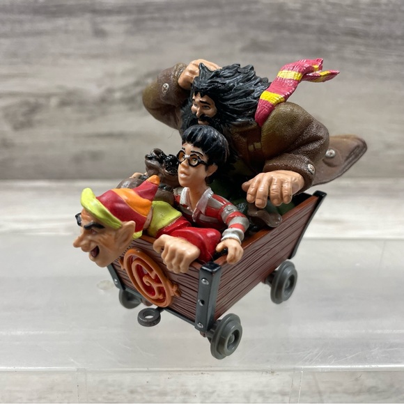 Harry Potter Gringotts Vault Cart Hagrid Goblin Die-Cast 2000 Mattel + Broom - Picture 2 of 14